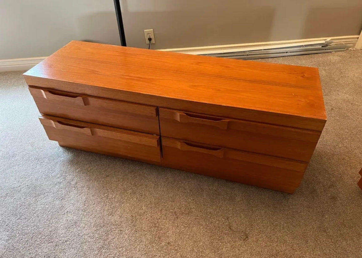 Gorgeous Teak veneer window seat or bench seat at the foot of your bed or front entranceway. 4 drawers (and a cushion if you want it.) Lots of storage for mitts & scarves, linens and anything else you need to tuck away. This piece is very versatile.